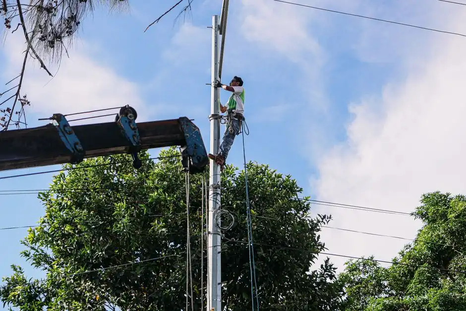 Utility worker performing gas system maintenance — safety tips for New Braunfels TX homeowners
